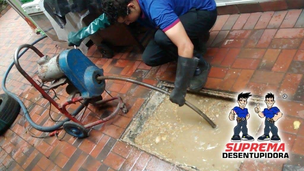 Desobstrução de caixa de inspeção com equipamento rotativo da Suprema Desentupidora — Diadema - SP