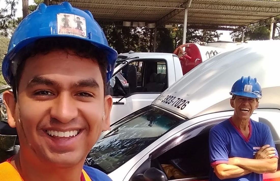 Equipe técnica da Suprema Desentupidora uniformizada com EPI — Taboão da Serra - SP