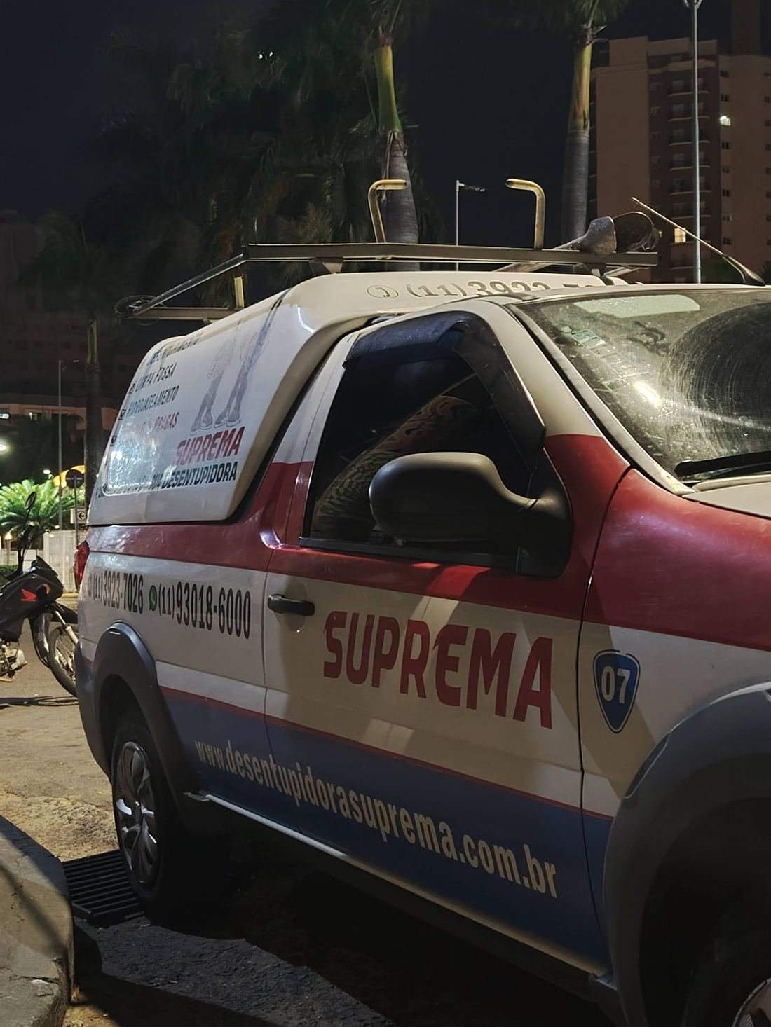 Veículo da Suprema Desentupidora em atendimento 24 horas durante a noite
